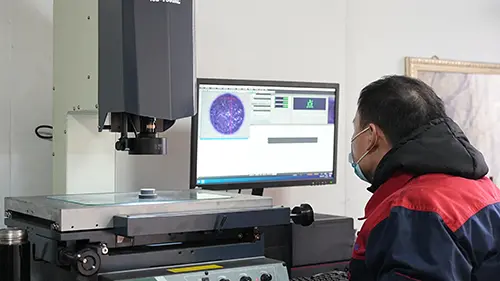 Z ostrim vidom in natančnim vodenjem trdno vzpostavljamo kakovostno obrambno linijo za plesni.